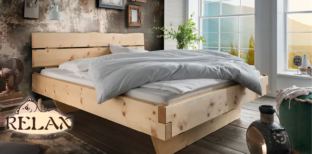 Stilvolles Schlafzimmer mit Massivholzbett aus Holz, dekorativen Möbeln und warmem Licht für natürlichen Schlafkomfort und erholsame Nächte